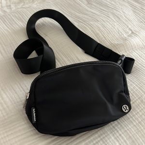 Lululemon Belt Bag Black - Never worn